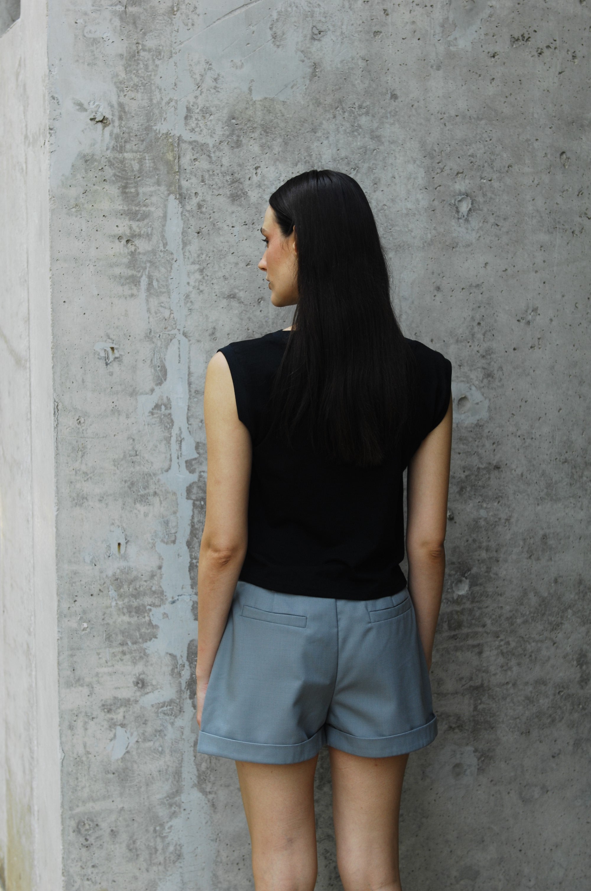 woman wearing black dahlia ishirt back